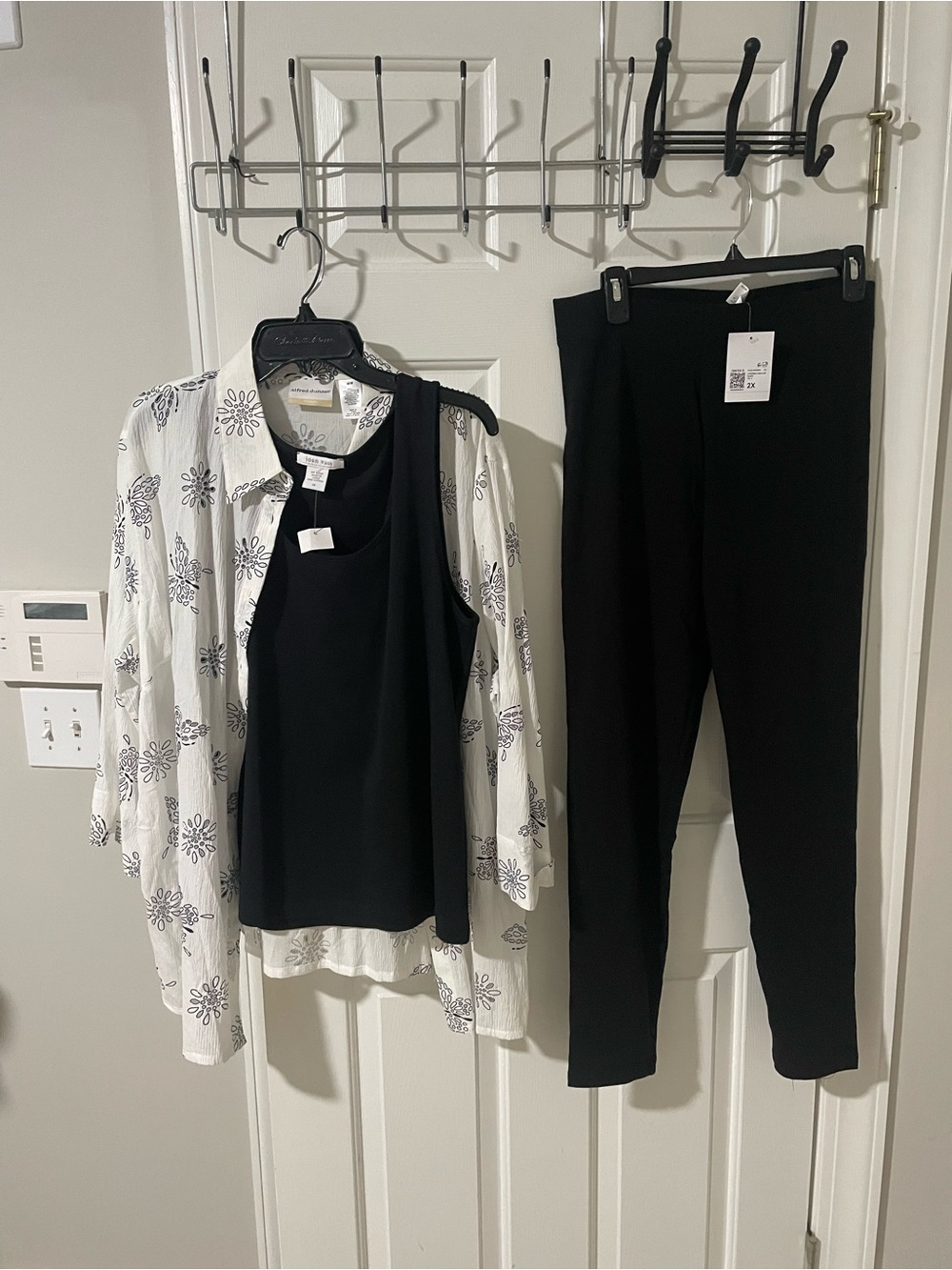 Black Knit Pull-On leggings 2x nwt Alfred dunner gauzy top cut out flowers 22w